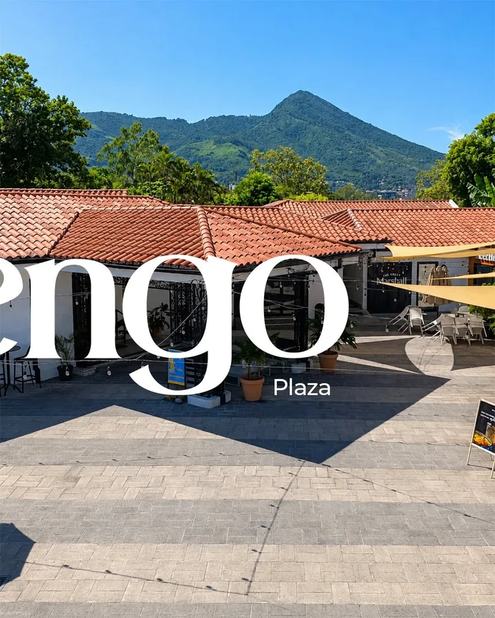 Patio de Bolengo Plaza con tejados y montañas al fondo; segunda mitad de la composición «Visita Bolengo Plaza».
