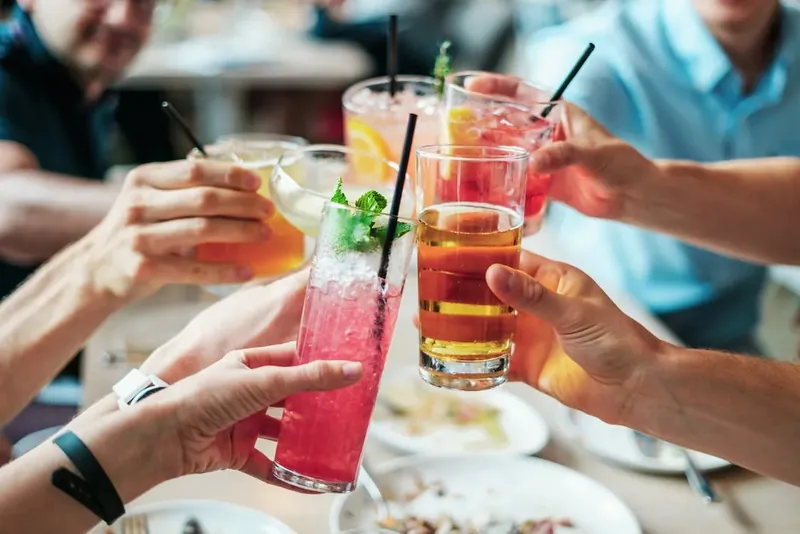 Fotografía editorial de un grupo brindando con bebidas