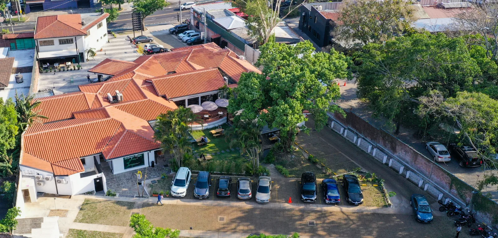 Vista aérea de Bolengo Plaza y sus tejados de terracota en San Benito